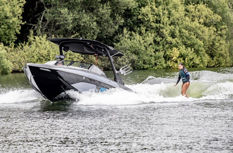 Erisa Ferro at the 2022 Malibu Boats UK Wakesurf Nationals - Photo Mantis Pro Media